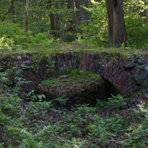 Arkveida ķieģeļu tiltiņš Ugāles pilskalnā Arkveida ķieģeļu tiltiņš Ugāles pilskalnā