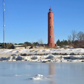 Skats uz Akmensraga bāku pāri aizsalušai pludmalei Skats uz Akmensraga bāku pāri aizsalušai pludmalei