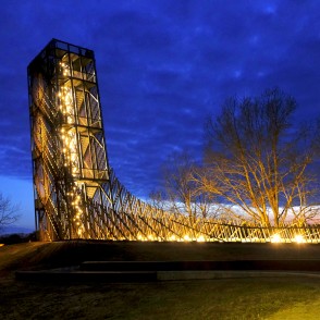 Kuldīgas skatu tornis pavasara naktī Kuldīgas skatu tornis pavasara naktī