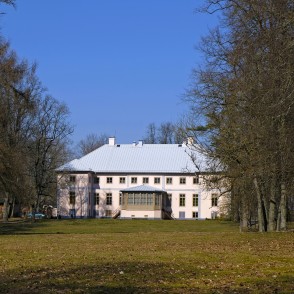 Skats uz Vilces muižu no sētas puses Skats uz Vilces muižu no sētas puses