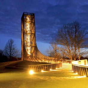 Naktī izgaismots Kuldīgas skatu tornis Naktī izgaismots Kuldīgas skatu tornis