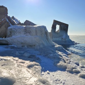 Apledojuši Liepājas ziemeļu forti un sasaluši viļņi Apledojuši Liepājas ziemeļu forti un sasaluši viļņi