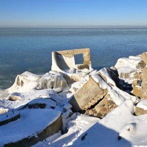 Liepājas ziemeļu fortu drupas sniegā pie jūras Liepājas ziemeļu fortu drupas sniegā pie jūras