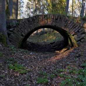Arkveida ķieģeļu tiltiņš Ugāles pilskalnā Arkveida ķieģeļu tiltiņš Ugāles pilskalnā