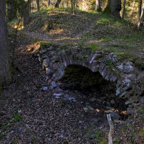 Arkveida ķieģeļu tiltiņš Ugāles pilskalnā Arkveida ķieģeļu tiltiņš Ugāles pilskalnā