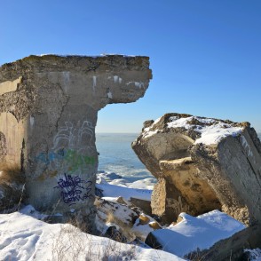 Tuvplāns ar Liepājas ziemeļu fortu betona drupām un grafiti Tuvplāns ar Liepājas ziemeļu fortu betona drupām un grafiti