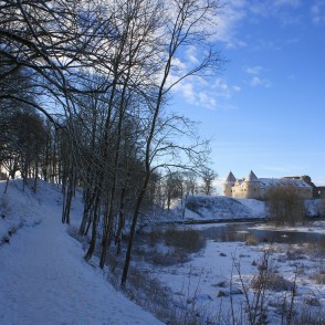Skats uz Bauskas viduslaiku pili ziemā Skats uz Bauskas viduslaiku pili ziemā