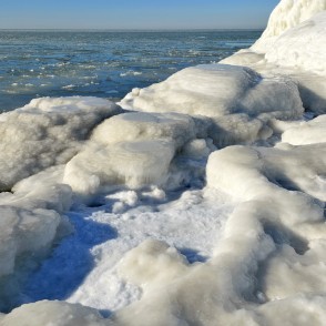 Sasaluši viļņi un ledus veidojumi Baltijas jūras krastā Sasaluši viļņi un ledus veidojumi Baltijas jūras krastā