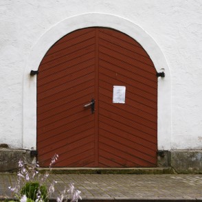 Skrundas luterāņu baznīcas ieejas portāls Skrundas luterāņu baznīcas ieejas portāls