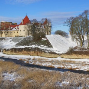 Skats uz Bauskas pili no Mūsas tilta Skats uz Bauskas pili no Mūsas tilta