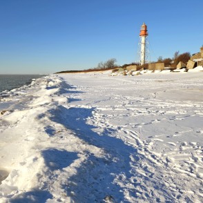 Papes bāka aiz apledojušas pludmales un sniega vaļņiem Papes bāka aiz apledojušas pludmales un sniega vaļņiem
