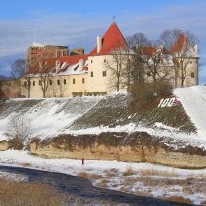 Skats uz Bauskas pili no Mūsas tilta Skats uz Bauskas pili no Mūsas tilta