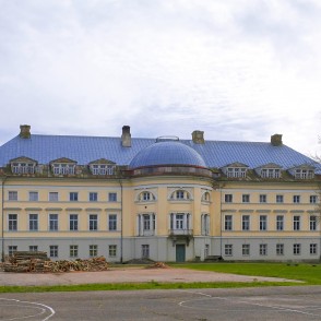 Kazdangas pils pavasarī Kazdangas pils pavasarī