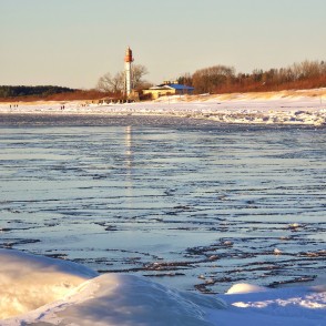 Papes bāka aiz aizsalušas Baltijas jūras ledus klājuma Papes bāka aiz aizsalušas Baltijas jūras ledus klājuma