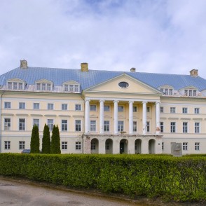 Kazdangas pils pavasarī Kazdangas pils pavasarī