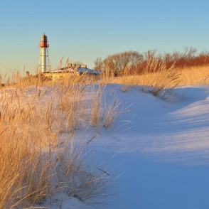 Papes bāka aiz sniegotām kāpām un zeltainas zāles Papes bāka aiz sniegotām kāpām un zeltainas zāles