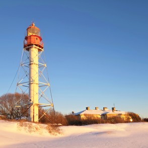 Papes bāka ziemas saules gaismā un apsnigušas kāpas Papes bāka ziemas saules gaismā un apsnigušas kāpas