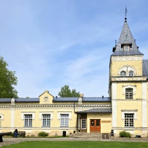 Doles muižas pils centrālā fasāde ar torni un vēsturisku lielgabalu Doles muižas pils centrālā fasāde ar torni un vēsturisku lielgabalu