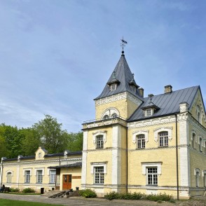 Doles muižas pils ēka pavasarī no sānskata leņķa Doles muižas pils ēka pavasarī no sānskata leņķa