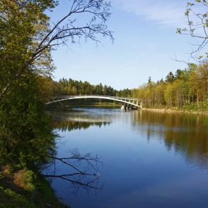 Arkveida gājēju tilts pār Ogres upi Arkveida gājēju tilts pār Ogres upi