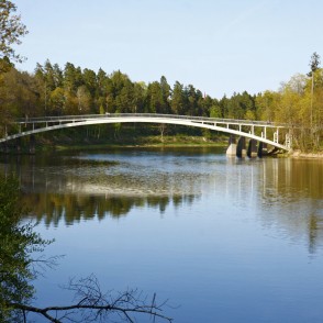 Arkveida gājēju tilts pār Ogres upi Arkveida gājēju tilts pār Ogres upi