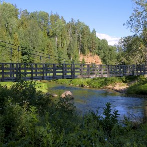 Kājnieku tilts pār Amatu pie Zvārtes ieža Kājnieku tilts pār Amatu pie Zvārtes ieža