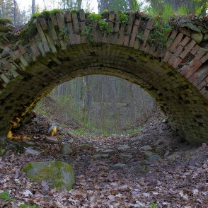 Arkveida ķieģeļu tiltiņš Ugāles pilskalnā Arkveida ķieģeļu tiltiņš Ugāles pilskalnā
