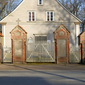 Engures luterāņu baznīcas ieejas portāls Engures luterāņu baznīcas ieejas portāls