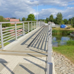 Gājēju tilts pār Vecgauju Carnikavā Gājēju tilts pār Vecgauju Carnikavā