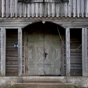 Usmas Sv. Pētera baznīcas ieejas portāls Usmas Sv. Pētera baznīcas ieejas portāls