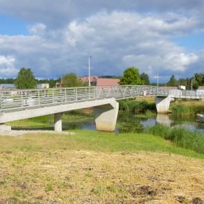 Gājēju tilts pār Vecgauju Carnikavā Gājēju tilts pār Vecgauju Carnikavā