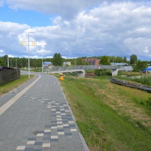 Gājēju tilts pār Vecgauju Carnikavā Gājēju tilts pār Vecgauju Carnikavā