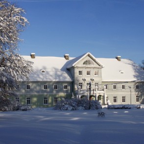 Popes muižas pils ziemā Popes muižas pils ziemā