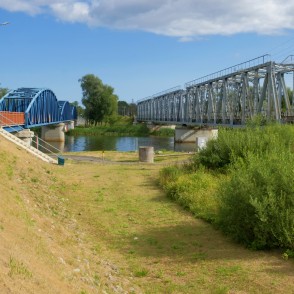 Gājēju un dzelzceļa tilti pār Gauju Carnikavā Gājēju un dzelzceļa tilti pār Gauju Carnikavā