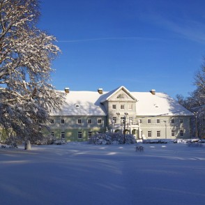 Popes muižas pils ziemā Popes muižas pils ziemā