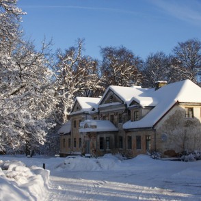 Muižas pārvaldnieka ēka Popē ziemā Muižas pārvaldnieka ēka Popē ziemā