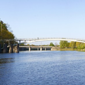 Arkveida gājēju tilts pār Ogres upi Arkveida gājēju tilts pār Ogres upi