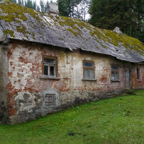 Veca ēka pie Embūtes tūrisma centra Veca ēka pie Embūtes tūrisma centra