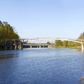 Arkveida gājēju tilts pār Ogres upi Arkveida gājēju tilts pār Ogres upi