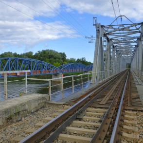 Gājēju un dzelzceļa tilti pār Gauju Carnikavā Gājēju un dzelzceļa tilti pār Gauju Carnikavā
