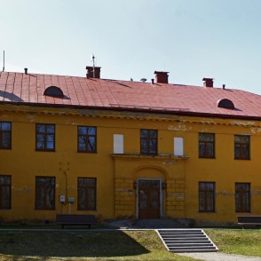 Tiņģeres pils skatā no parka puses Tiņģeres pils skatā no parka puses