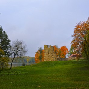 Alūksnes pilsdrupas Marijas salā Alūksnes pilsdrupas Marijas salā