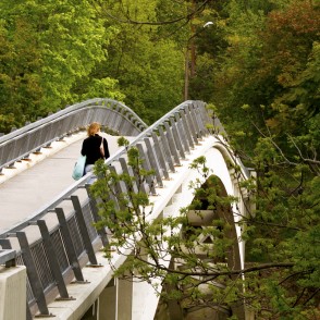 Arkveida gājēju tilts pār Ogres upi Arkveida gājēju tilts pār Ogres upi