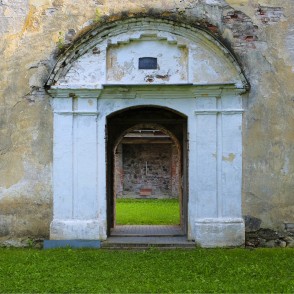 Vestienas luterāņu baznīca ieejas portāls Vestienas luterāņu baznīca ieejas portāls