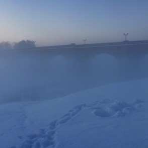 Miglas ieskauts Kuldīgas ķieģeļu tilts Miglas ieskauts Kuldīgas ķieģeļu tilts