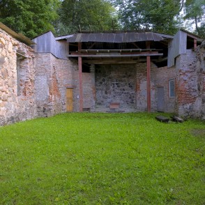Vestienas luterāņu baznīcas drupu iekšpuse Vestienas luterāņu baznīcas drupu iekšpuse
