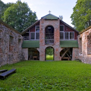 Vestienas luterāņu baznīcas drupu iekšpuse Vestienas luterāņu baznīcas drupu iekšpuse