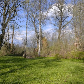 Embūtes pilsdrupas pavasarī Embūtes pilsdrupas pavasarī