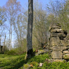 Embūtes pilsdrupas pavasarī Embūtes pilsdrupas pavasarī