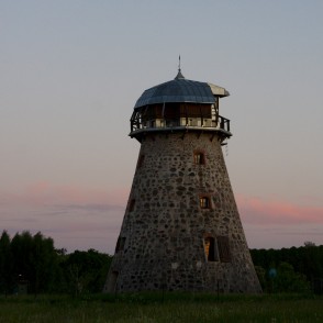 Valdgales vējdzirnavas pēc saulrieta Valdgales vējdzirnavas pēc saulrieta